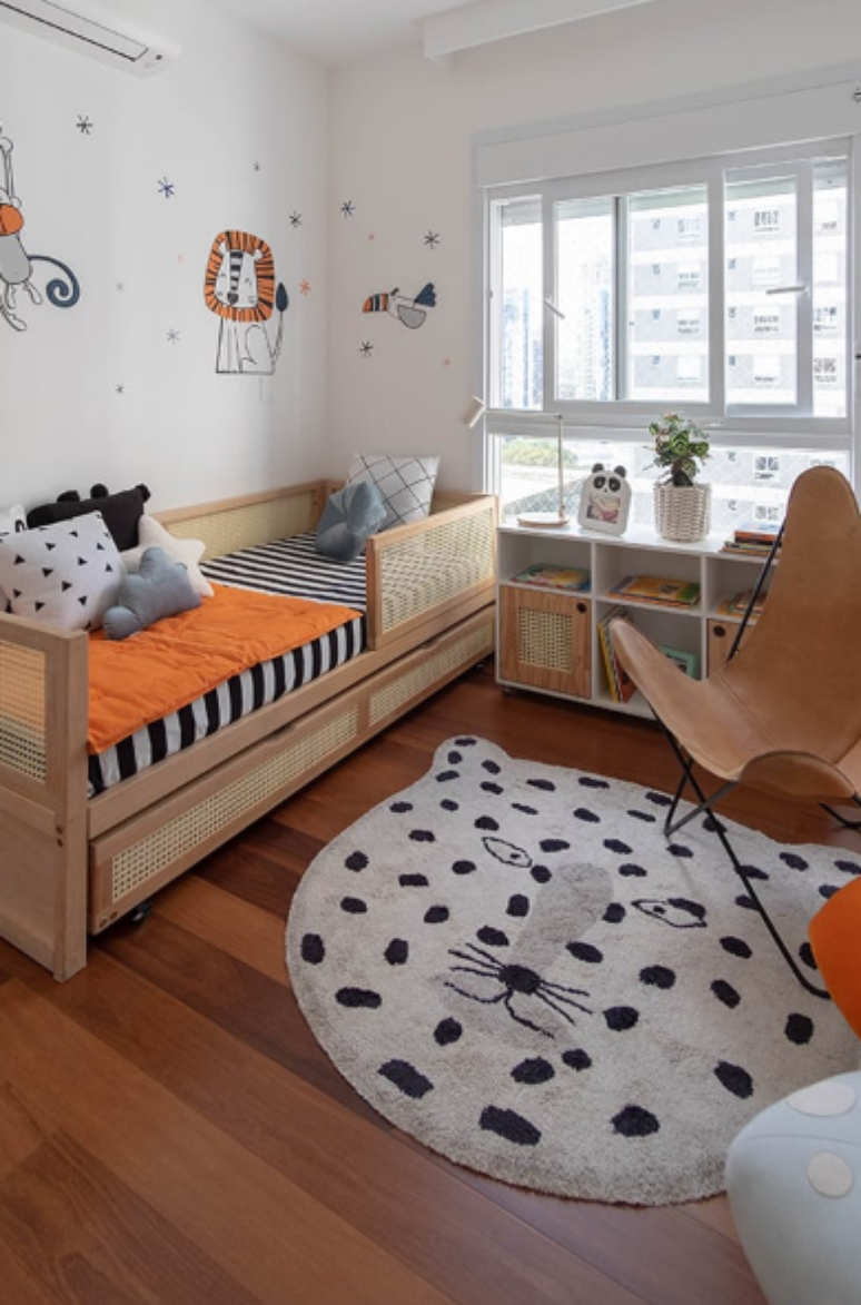 2. Tons neutros servem como base no décor deste quarto de solteiro pequeno – Projeto: Mandril Arquitetura | Foto: @diegowicfoto