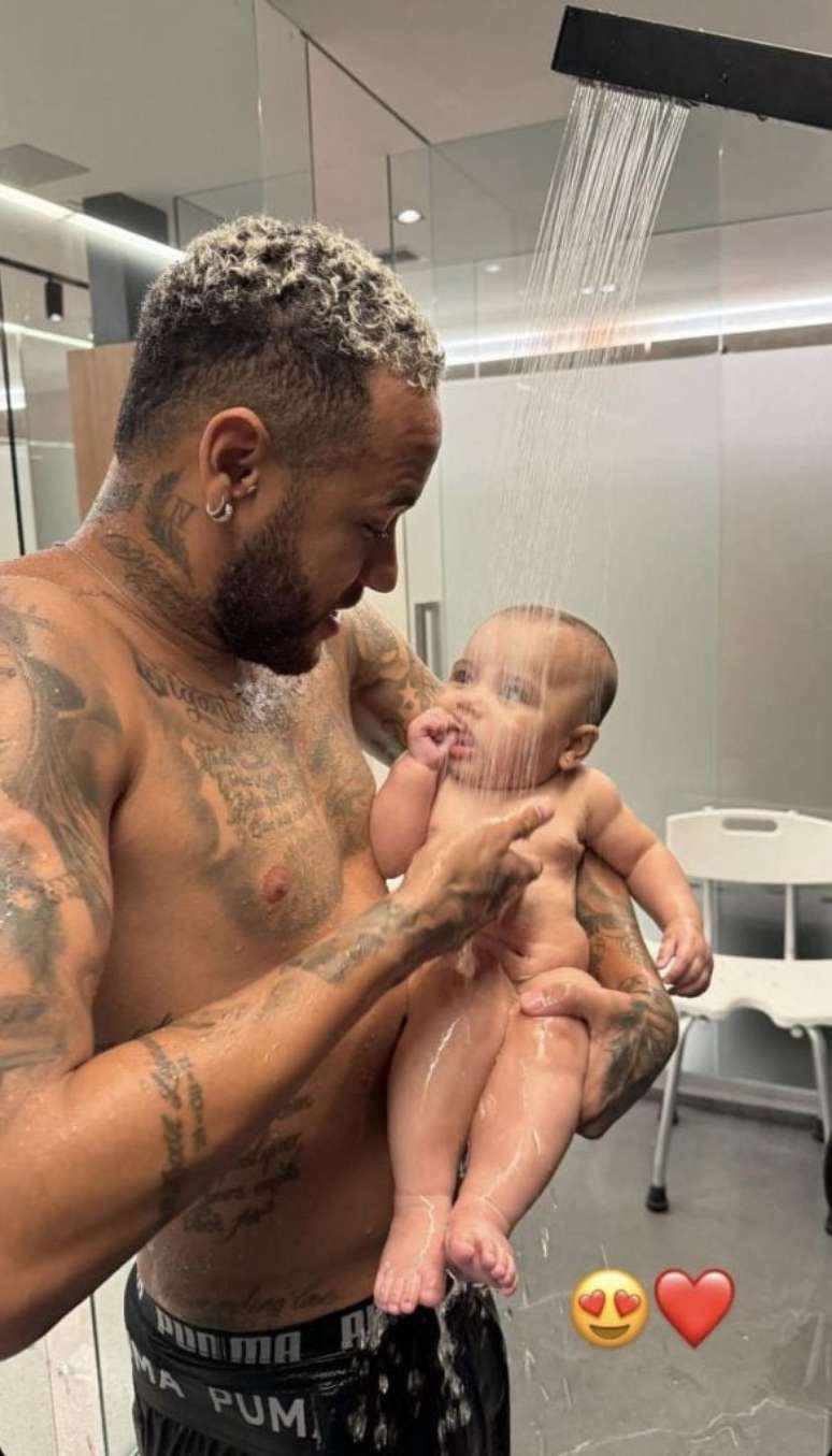 Neymar unties the net by showing him bathing with his daughter Mavie