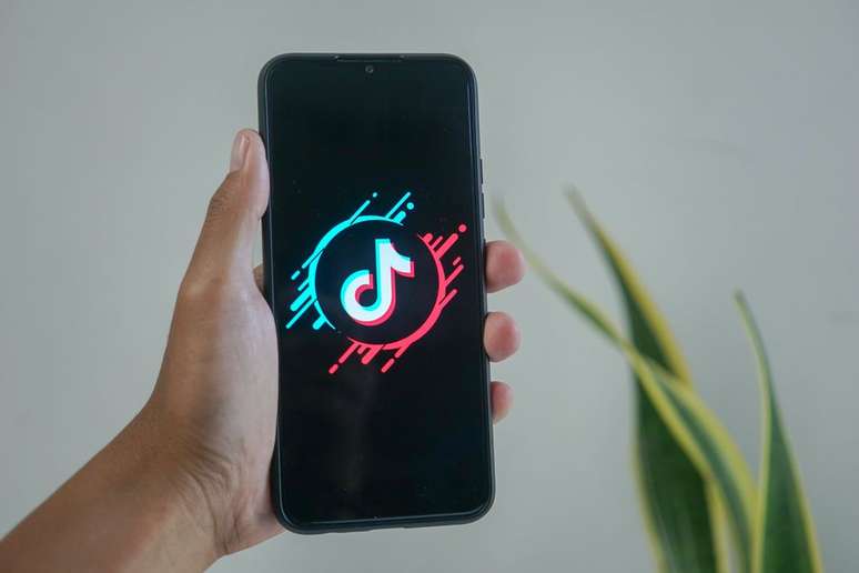 TikTok foi condenado a indenizar usuários brasileiros, mas empresa ainda deve recorrer (Imagem: Mourizal Zativa/Unsplash)