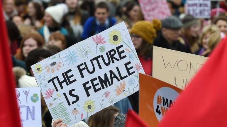 Cartaz em Londres dizendo 'O futuro é feminino': mulheres de todo o mundo fazem marchas e protestos por direitos iguais na semana do 8 de março