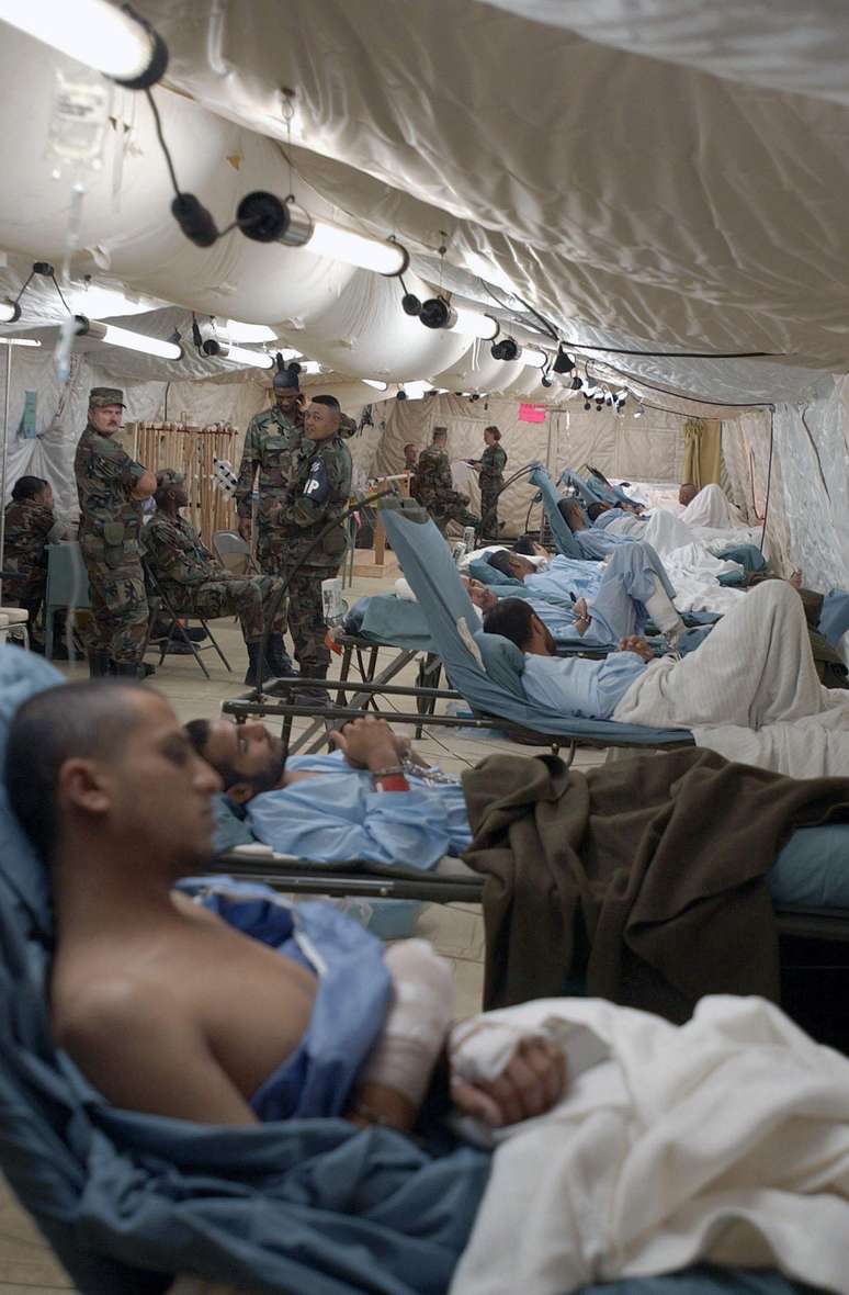 Havia uma instalação hospitalar em Camp X Ray, o Fleet Hospital Twenty, onde vários dos detidos foram levados na chegada a Guantánamo. Mesmo quando estavam nas macas, os prisioneiros permaneciam com pés e mãos algemados