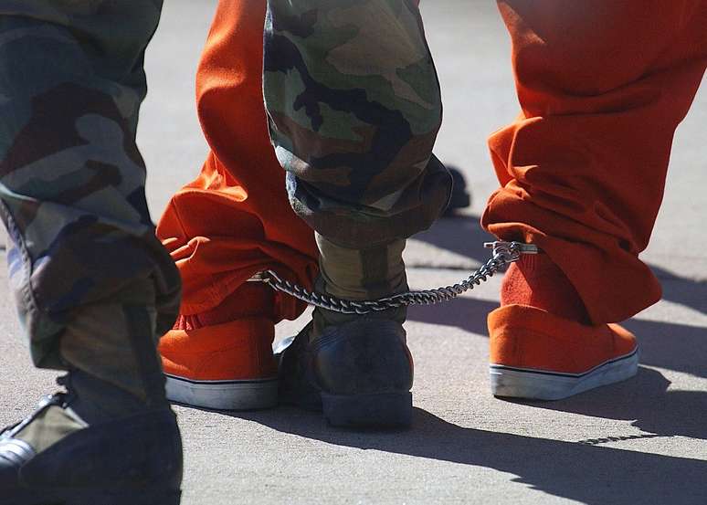 As medidas de segurança na chegada a Guantánamo eram extremas. Os detidos eram algemados nos pés e nas mãos e constantemente observados por mais de um soldado