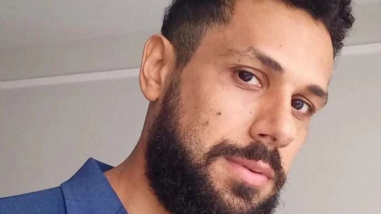 Stuck in the elevator, Amaury Lorenzo surprises fans when he goes live