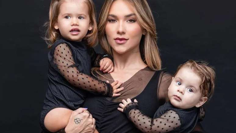 Virginia Fonseca shares an ancient religious custom with her daughters;  watch