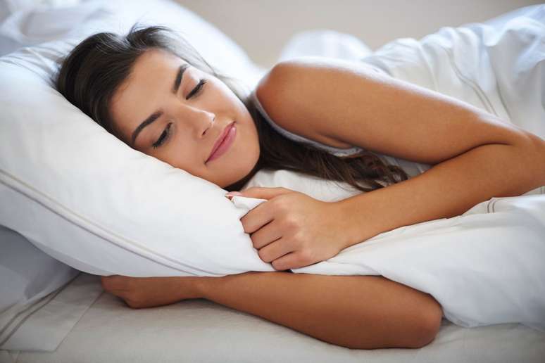 Entenda como a sua posição na cama pode interferir na qualidade do sono |