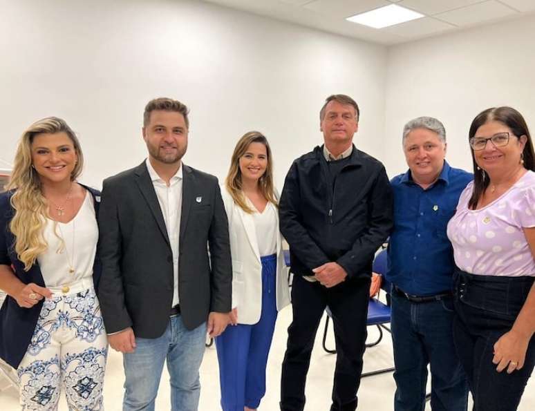 O prefeito de Campos, Wladimir Garotinho, afirmou que, enquanto os extremos não encontrarem o 'caminho do equilíbrio', a sociedade não avançará. Na foto, ele aparece com o ex-presidente Bolsonaro, seus pais Anthony e Rosinha, e sua irmã, Clarissa.