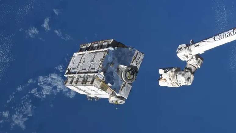 Plataforma de 2,9 toneladas contendo baterias antigas da ISS está prestes a reentrar na atmosfera