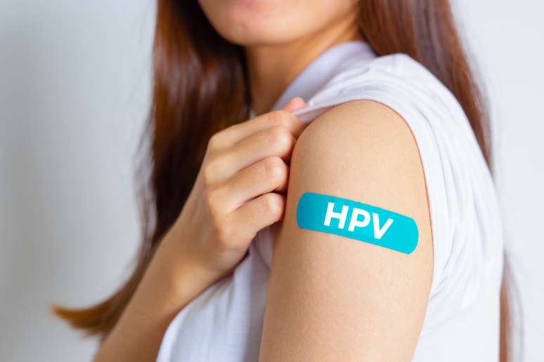 Mulher recebe a vacina contra o HPV