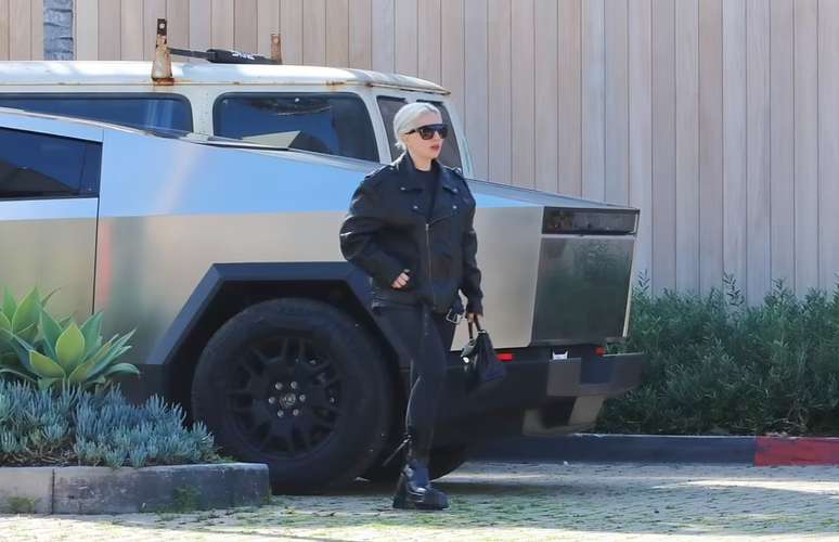 Lady Gaga é uma das famosas que aderiu ao veículo da Tesla