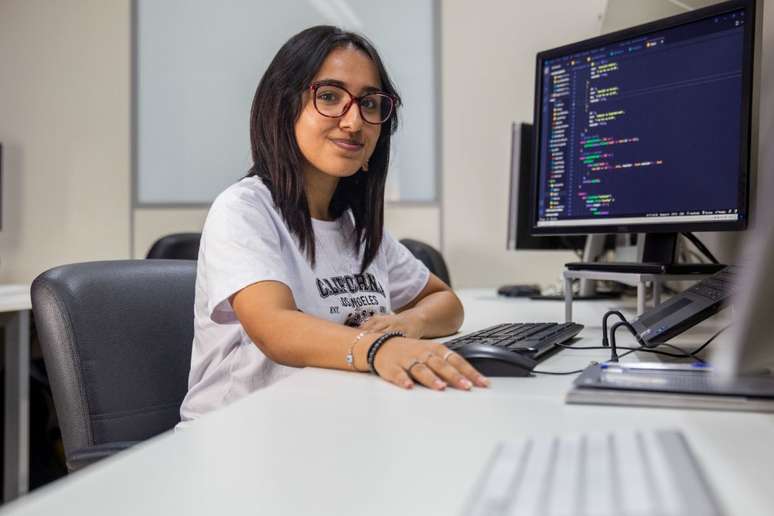 Giulia Nascimento, 20 anos, de Itaquera, despertou para a tecnologia em curso oferecido por ONG. Hoje, quer ser referência na área