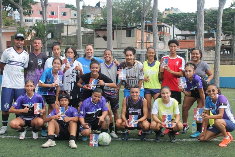 Garotas do Parque Regina dominam a bola e os livros. Time forma atletas e cidadãs na zona sul de São Paulo