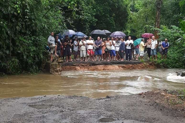 Ponte desaba e moradores ficam ilhados em Ubatuba.