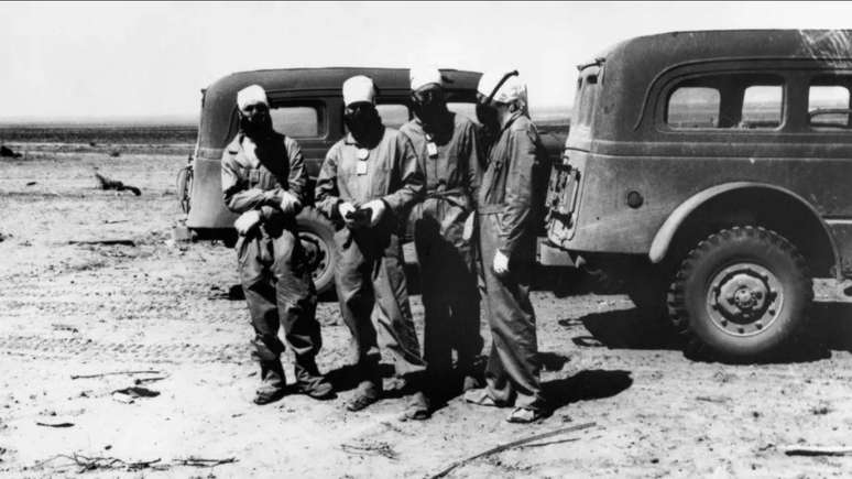 Equipe de inspe&ccedil;&atilde;o no local onde foi realizado o Teste Trinity, em 1945