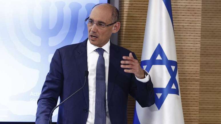 Em 26 de fevereiro, o governador do Banco de Israel, Amir Yaron, deu uma entrevista coletiva na qual anunciou a manutenção da taxa de juros atual em meio à incerteza econômica causada pela guerra