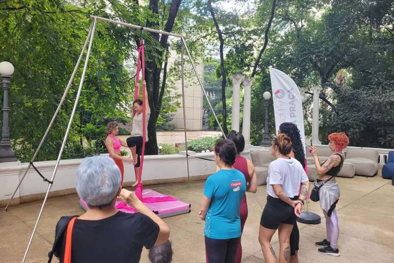 Participantes da Casa Clã fazem movimentos no tecido acrobático |