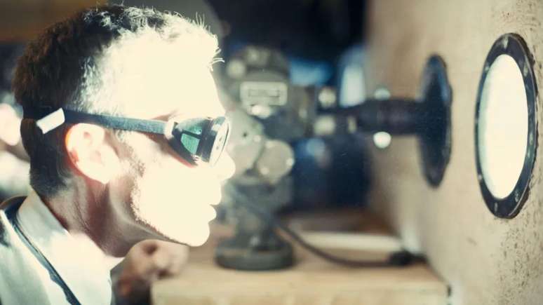 Cillian Murphy como Oppenheimer vendo o teste de explos&atilde;o da bomba