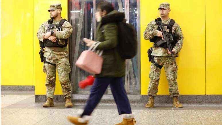 Membros da Guarda Nacional patrulham a Penn Station, em Nova York