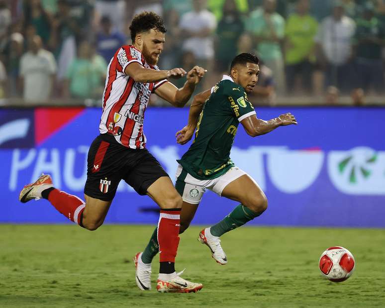 Rony em disputa de bola durante Palmeiras x Botafogo-SP. 