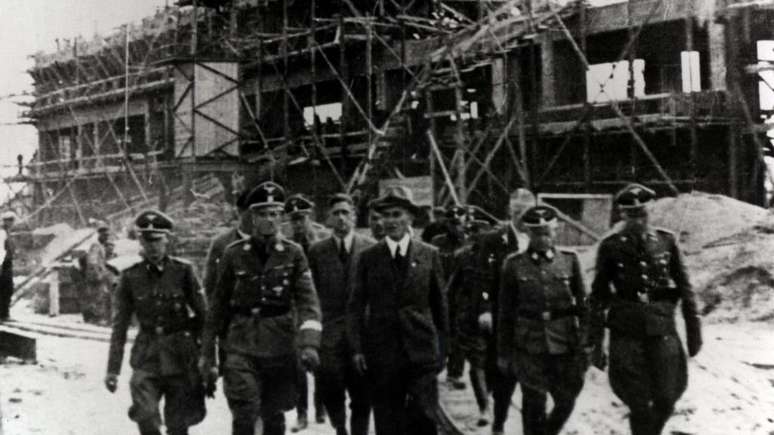 Heinrich Himmler inspecionando a construção da terceira fase de Auschwitz. À direita, Rudolf Höss