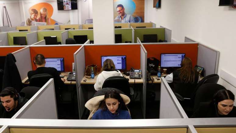 Muitos funcionários de uma empresa de telecomunicações localizada no norte de Israel, na fronteira com o Líbano, decidiram deixar seus empregos
