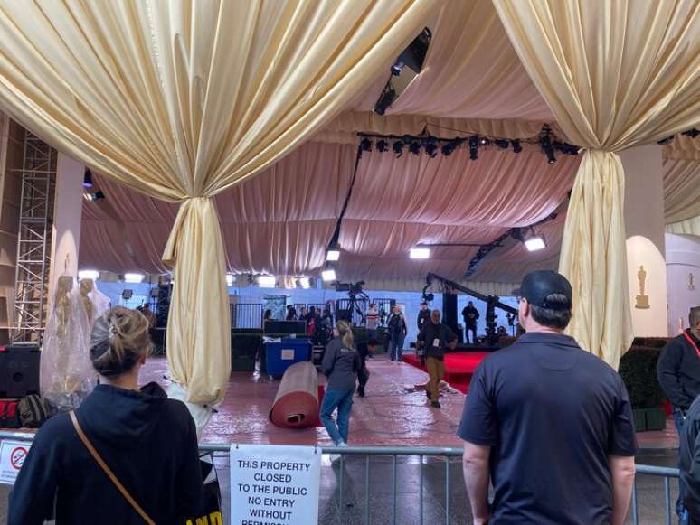 Vista da prepara&ccedil;&atilde;o do tapete vermelho