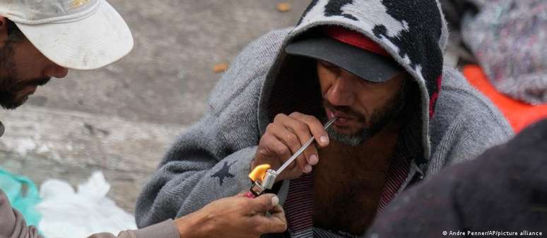 Altamente viciante: viciados pesados fumam até 50 cachimbos de crack por dia