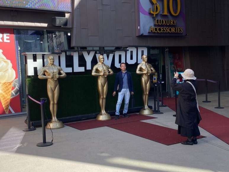 F&atilde;s tiram fotos em frente ao museu de cera Madame Tussauds.