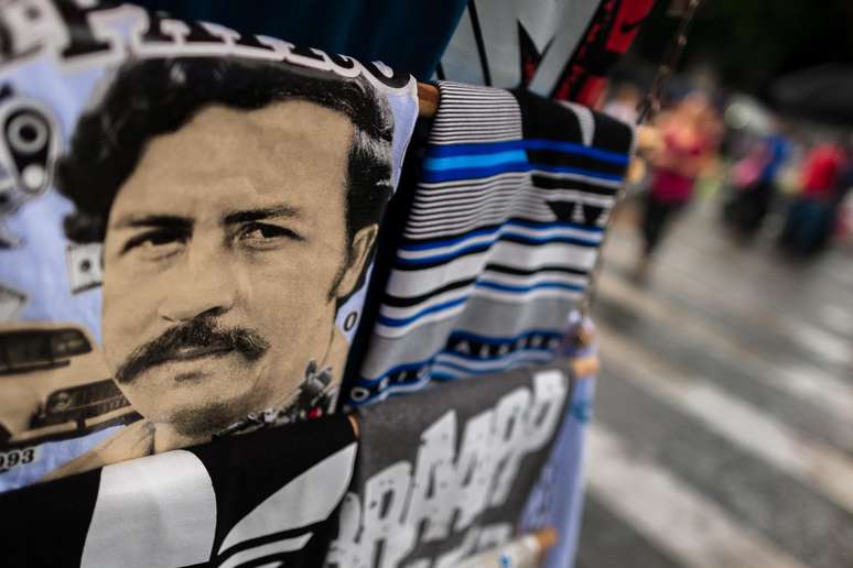 Camiseta em homenagem a Pablo Escobar sendo vendida em Medelin, na Colômbia