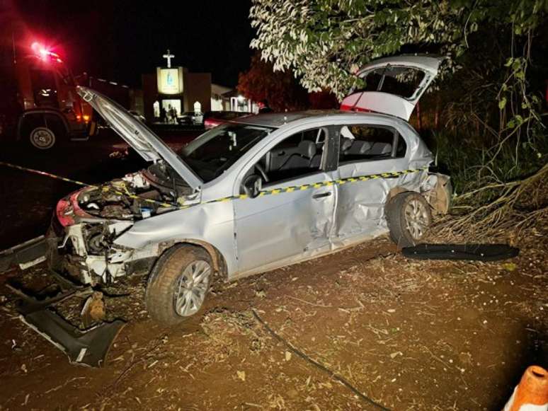 Carro foi atingido por caminhão ao cruzar rodovia