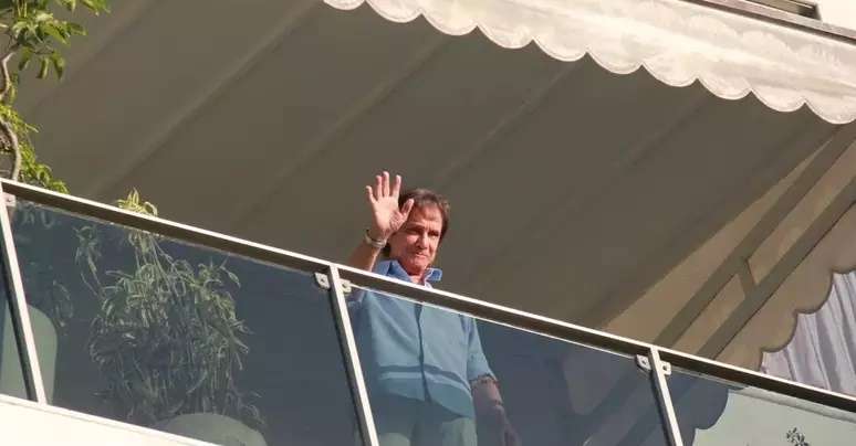 Tchauzinho: Roberto Carlos costuma aparecer na varanda para acenar aos fãs no dia de seu aniversário