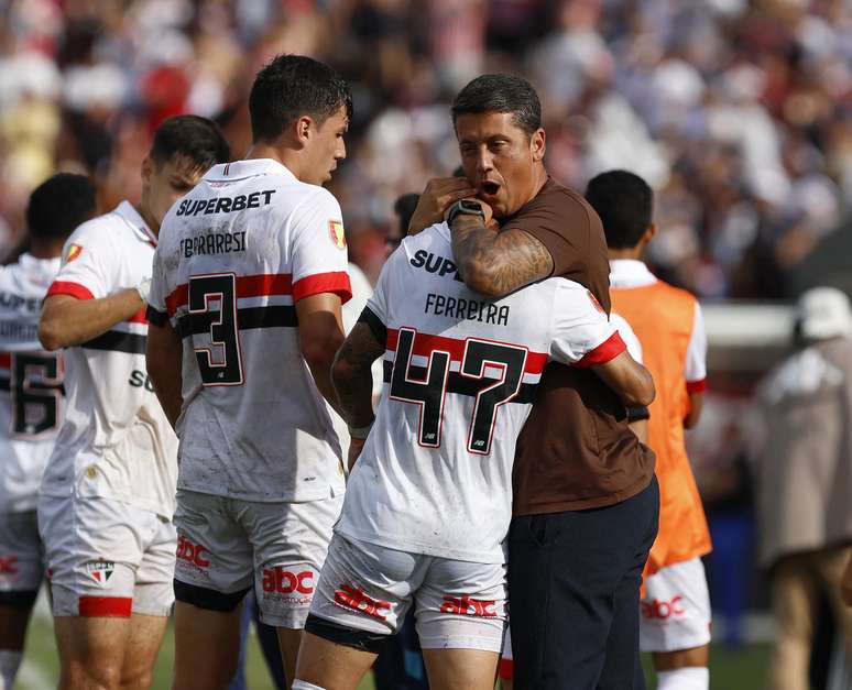 Carpini comemora com jogadores do São Paulo (Rubens Chiri/Saopaulofc.net)