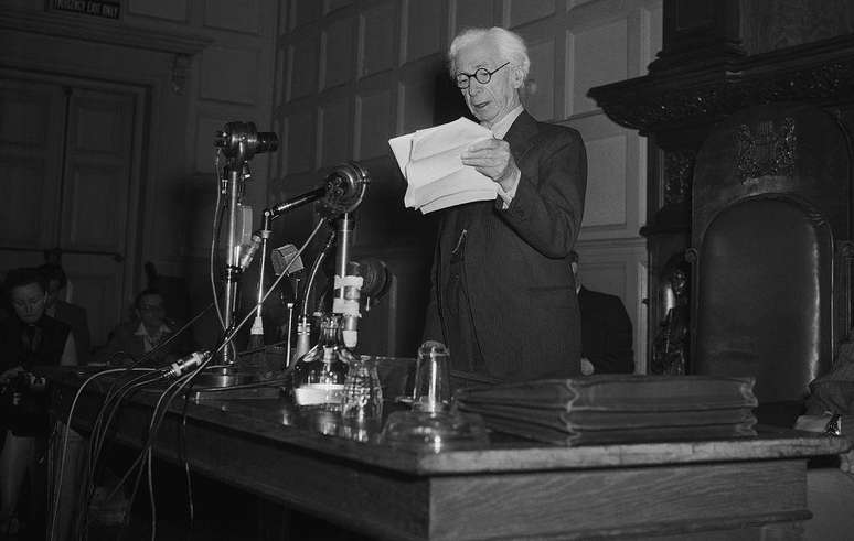 Bertrand Russell leu para a imprensa em julho de 1955 o Manifesto Russell-Einstein, que este último assinou no final da vida