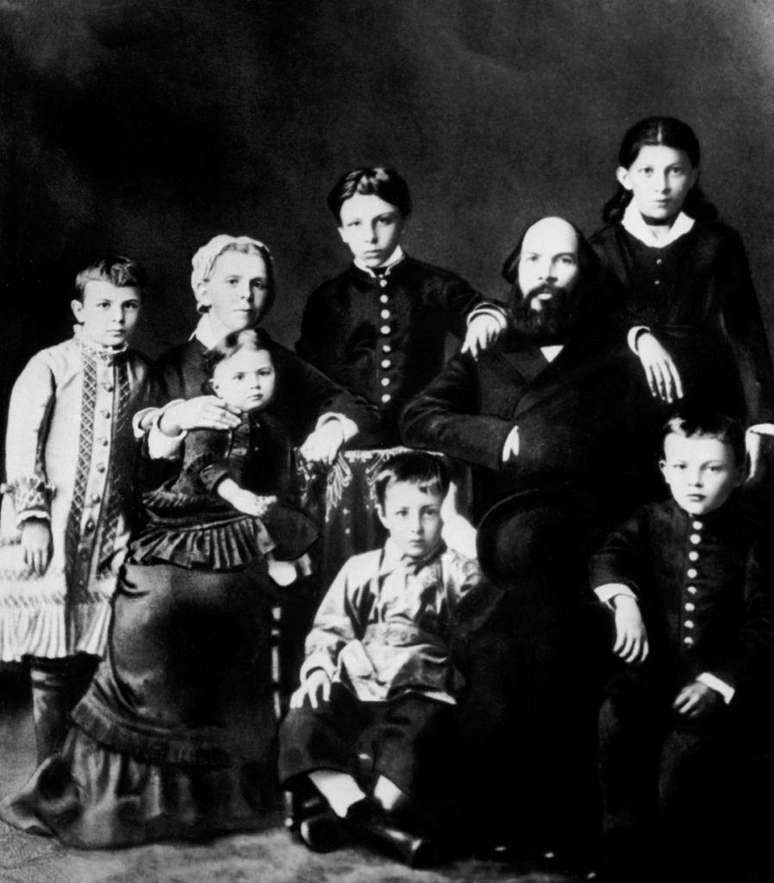 Lênin (canto inferior direito) durante a infância com a família — seu irmão Aleksandr (no meio) seria executado em 1887