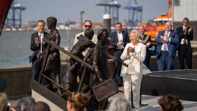 Stephanie Shirley, na inauguração do monumento ao 'Kindertransport' no cais da cidade de Harwich, na Inglaterra