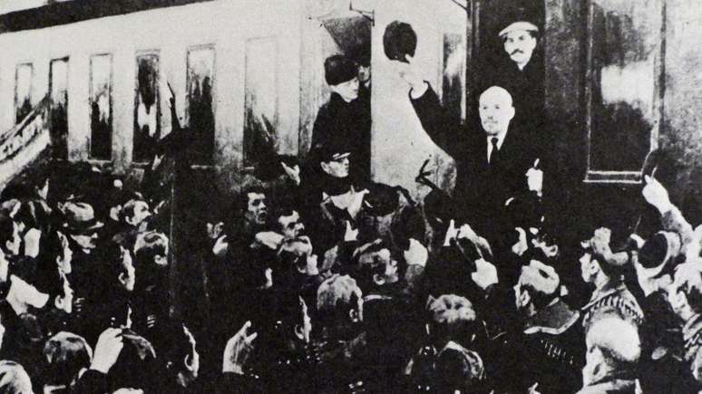 Lênin foi recebido por milhares de pessoas ao desembarcar de trem na Estação Finlândia em Petrogrado (atual São Petersburgo)