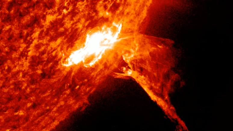 Uma das erupções no Sol causadas pela atividade nas camadas atmosféricas inferiores da estrela (Imagem: Reprodução/NASA/SDO, AIA, EVE, HMI science teams)