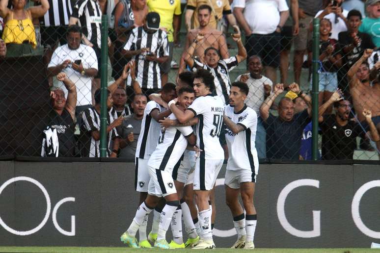 Jogadores do Botafogo comemorando um dos gols. 