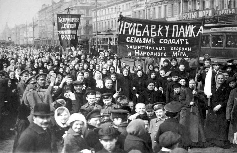 Milhares de trabalhadores entraram em greve durante a revolução de fevereiro de 1917