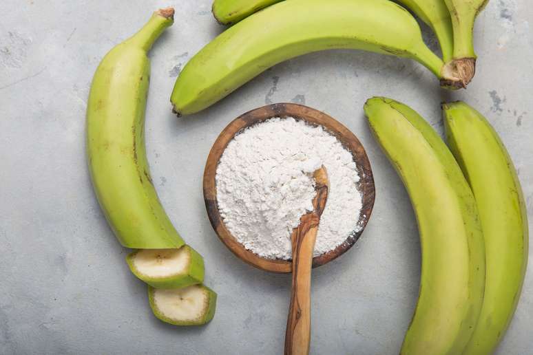 A farinha de banana verde é um exemplo de alimento rico em amido resistente