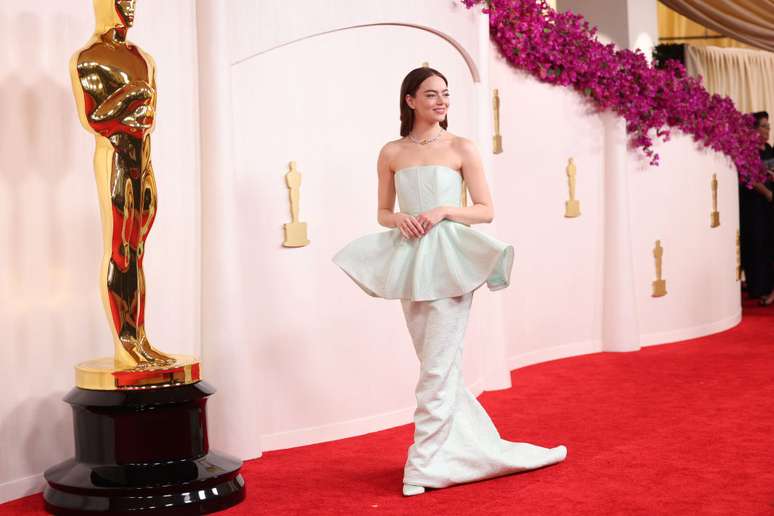 Emma Stone no tapete vermelho do Oscar 2024