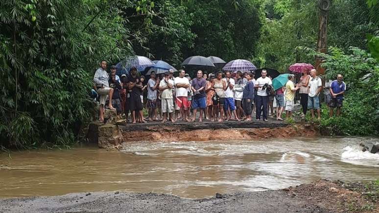 Com as fortes chuvas que atingiram Ubatuba, entre a quinta-feira, 7, e a sexta-feira, 8, a ponte que liga a SP-55 à comunidade Folhas Secas foi destruída e moradores da região ficaram ilhados.