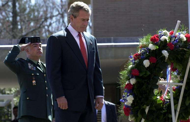 O então presidente dos EUA, George W. Bush, lançou sua guerra ao terror para responder aos ataques da Al Qaeda de 11 de Setembro