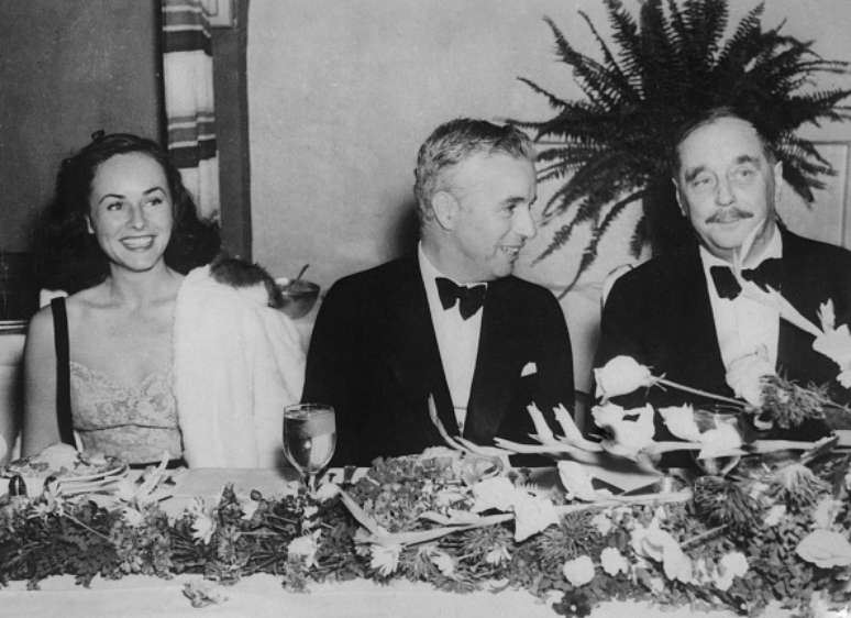 Paulette Goddard, Charlie Chaplin e H. G. Wells no hotel - (Keystone/Hulton Archive/Getty Images) 