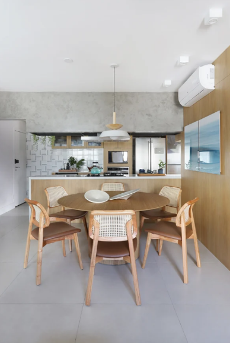 2. Cozinha americana com tons amadeirados e cadeiras de palhinha criam uma decoração atemporal – Projeto: Mandril Arquitetura | Foto: Mariana Orsi