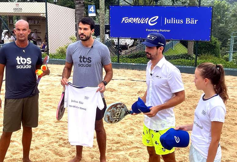 Atletas de beach tennis e Lucas 