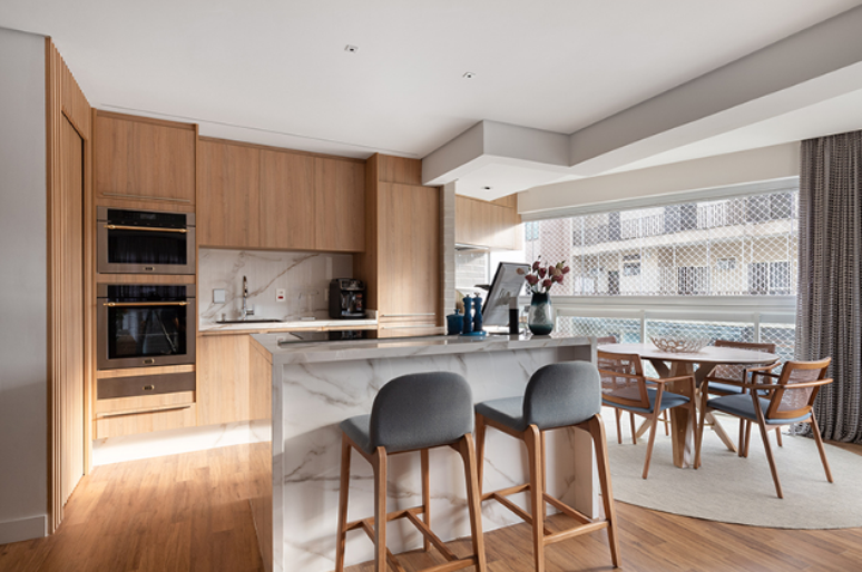 10. Profissionais especializados podem ajudar a definir a melhor altura de bancada de cozinha para você – Projeto: CC5 Arquitetura e Interiores | Foto: Ark Fotografia