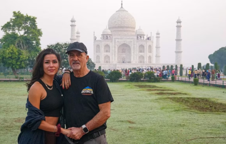 Fernanda e Vicente em frente ao Taj Mahal, durante viagem ao país indiano