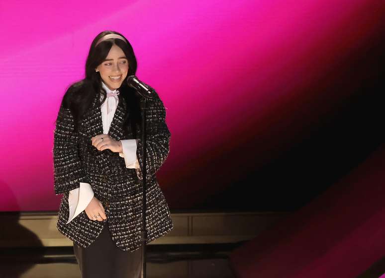 Billie Eilish no Oscar 2024; artista torna-se a mais jovem com duas vitórias 