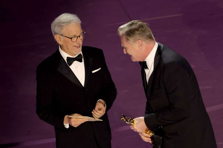 Christopher Nolan recebe o Oscar das m&atilde;os de Steven Spielberg