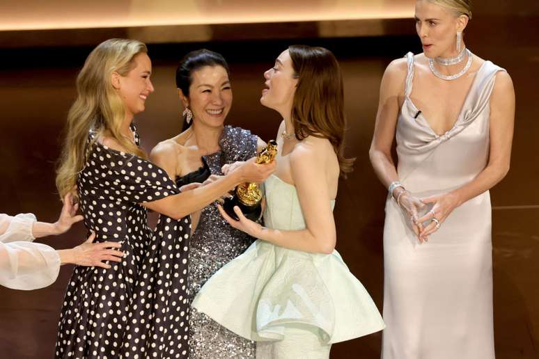 Emma Stone recebe o Oscar de Melhor Atriz por 'Pobres Criaturas'